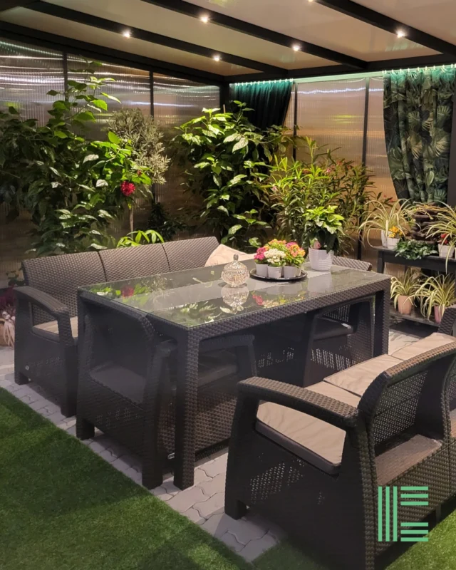 Stwórz swoją własną dżunglę pod zadaszeniem! 🌿✨

Dzięki szklanym ścianom przesuwnym i zastosowaniu poliwęglanu na ściany boczne oraz dach możesz zamienić taras w zieloną oazę. Naturalne światło wypełnia przestrzeń, a rośliny zyskują idealne warunki do wzrostu, niezależnie od pory roku.

Twoja prywatna dżungla to miejsce relaksu, które łączy wygodę z bliskością natury – idealne zarówno na letnie poranki, jak i jesienne wieczory. 🏡🌺

http://centrumzadaszen.pl/bezplatna-wycena